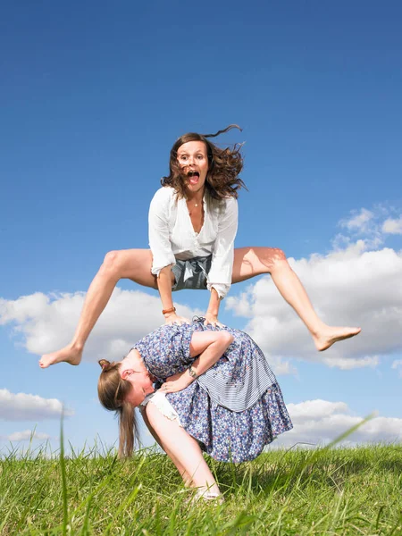 Mujeres Jóvenes Que Juegan Leapfrog — Foto de Stock