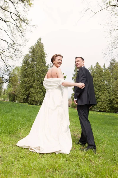 Yeni Evli Çift Açık Havada Yürüyüş — Stok fotoğraf
