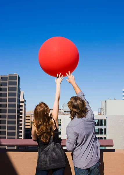 Amigos Topo Telhado Com Balão Vermelho — Fotografia de Stock