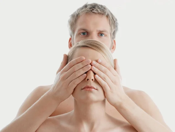 Muž Zakrývající Ženské Oči — Stock fotografie