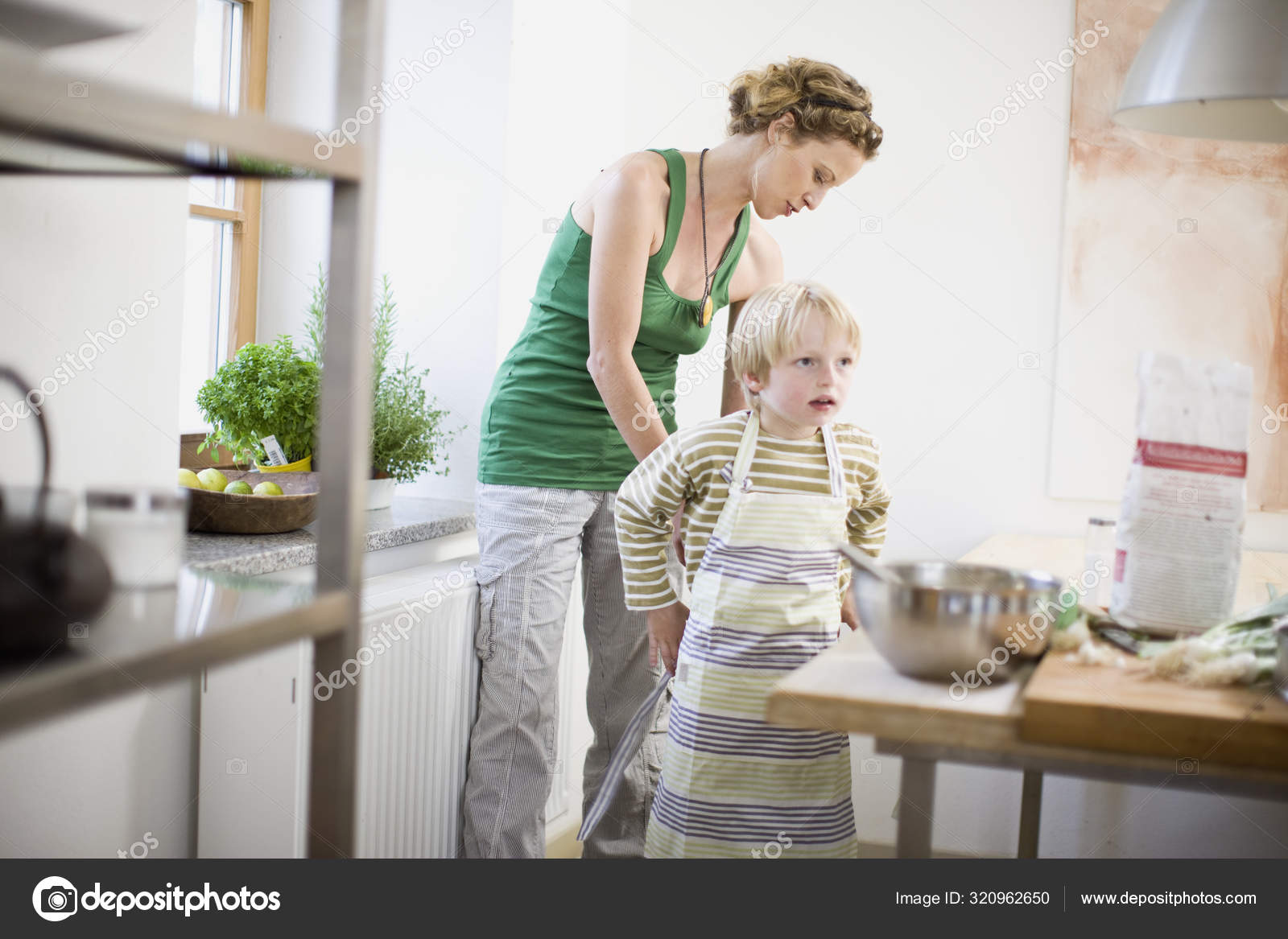 соблазнение сына. эротическая одежда для беременных. мама и несовершеннолетний сын. недовольная мама и сын на кухне. соблазны для ребенка.