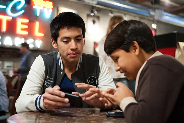 Two Brothers Smartphone Cafe — Stock Photo, Image