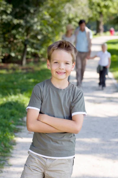 公園の少年の肖像画 — ストック写真
