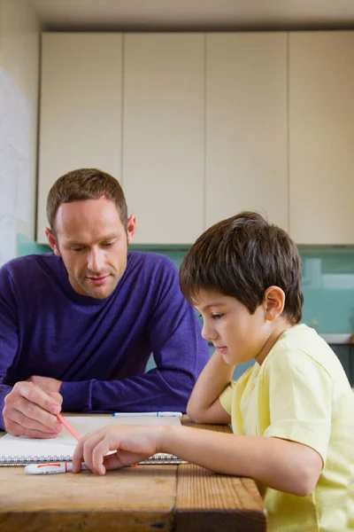 Padre Ayudando Hijo Con Tarea — Foto de Stock