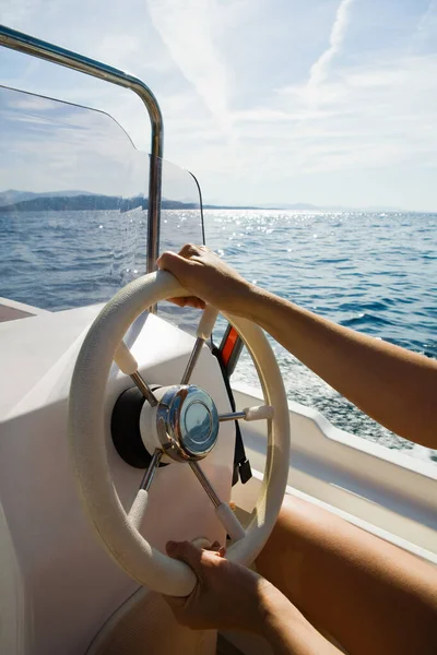 Mujer Conduciendo Barco Velocidad — Foto de Stock