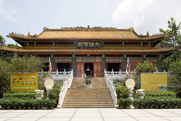 Chińska Świątynia Nad Błękitnym Niebem — Zdjęcie stockowe