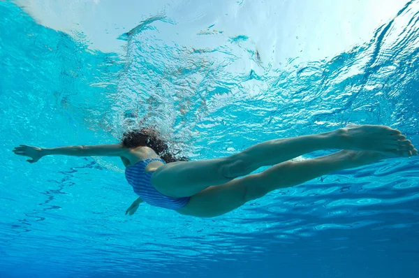 Mujer Nadando Piscina Vista Bajo Agua —  Fotos de Stock
