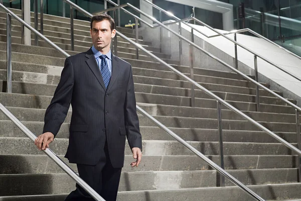 Homem Negócios Descendo Uma Escada — Fotografia de Stock