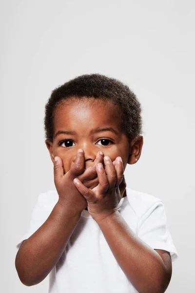 Хлопчик Покриває Рот Руками — стокове фото