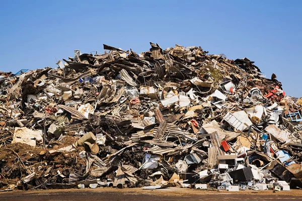 Σωρός Αποβλήτων Πάνω Από Γαλάζιο Ουρανό — Φωτογραφία Αρχείου