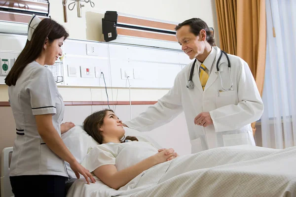 Kadın Doktor Hemşireyle Hastanede — Stok fotoğraf