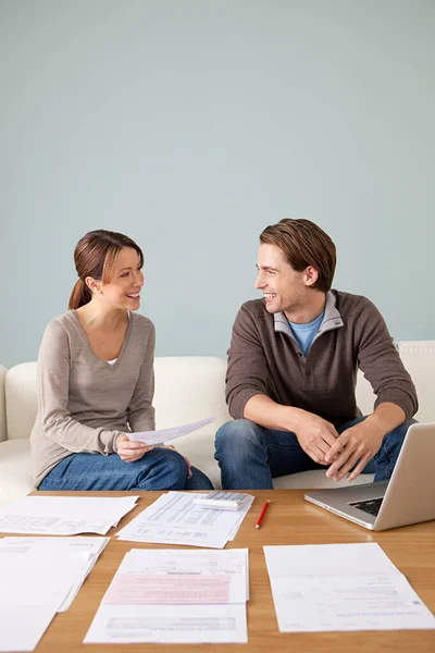 Jeune Couple Faisant Paperasse — Photo