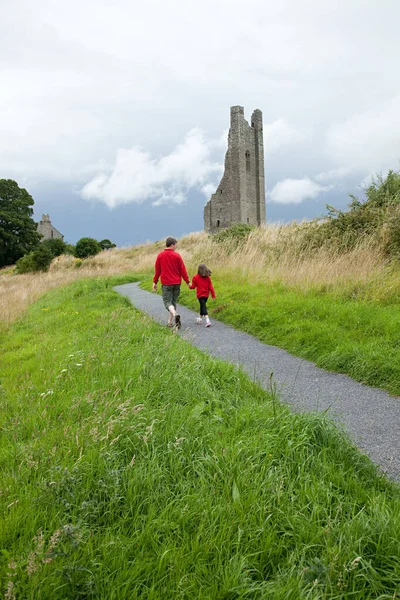 アイルランドの郡庁所在地トリム城の父と娘 — ストック写真