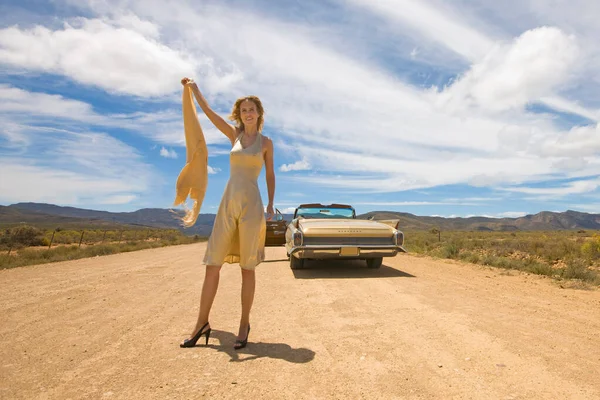 Mulher Indefesa Deserto — Fotografia de Stock