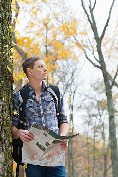地図のある森の青年 — ストック写真