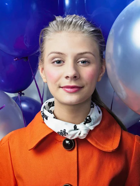 Lächelnde Frau Mit Luftballons — Stockfoto