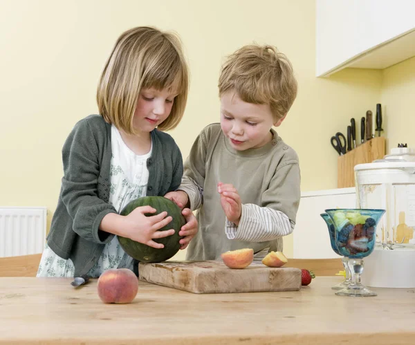 Jongen Meisje Bereiden Van Fruit — Stockfoto