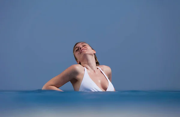 Mujer Relajante Piscina Infinita —  Fotos de Stock