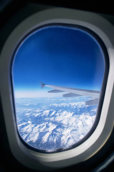 Uitzicht Bergen Vanuit Vliegtuigraam — Stockfoto
