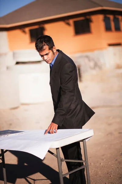 Hombre Examinando Planes Lugar Trabajo — Foto de Stock