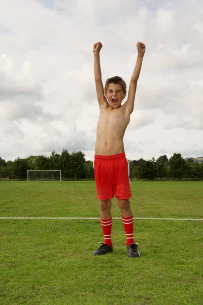 Kolları Havada Genç Bir Futbolcu — Stok fotoğraf