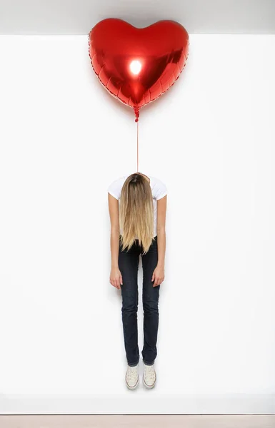 Γυναίκα Ανυψωμένη Μπαλόνι Καρδιάς — Φωτογραφία Αρχείου