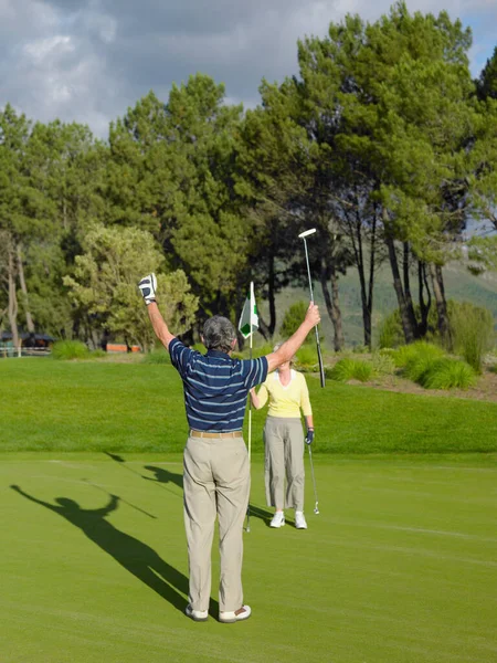 Šťastný Pár Hrát Golf — Stock fotografie