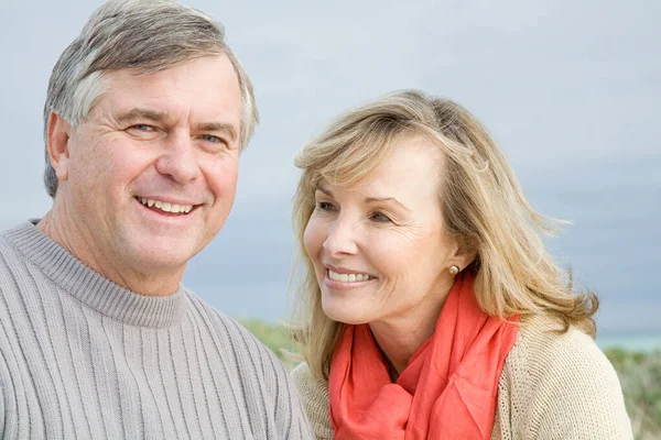 Pareja Madura Sonriendo Cerca —  Fotos de Stock