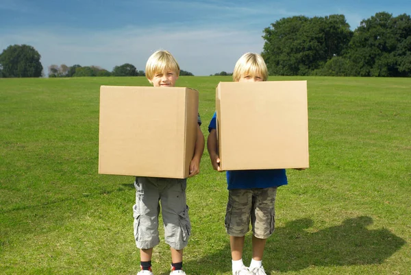 Dva Chlapci Držící Krabice — Stock fotografie