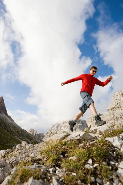 Man Jumping Rock Rock — kuvapankkivalokuva