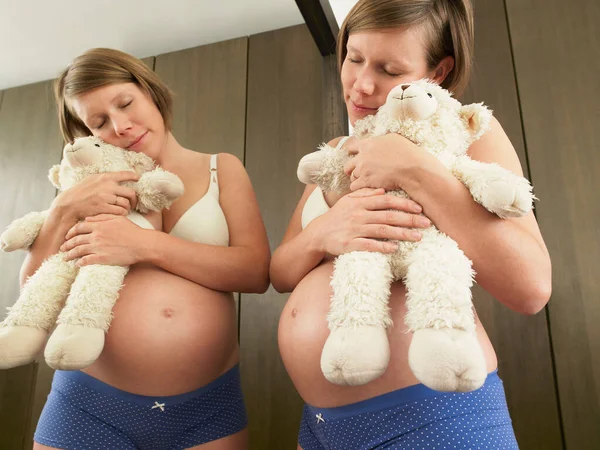 Aynanın Önünde Hamile Bir Kadın — Stok fotoğraf