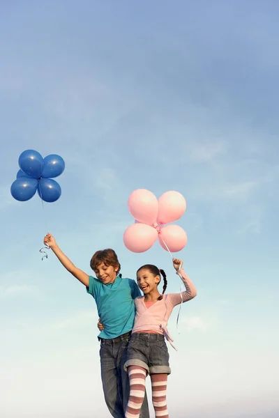 Deux Enfants Riant Avec Des Ballons — Photo