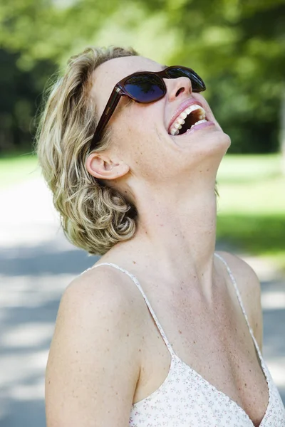 Mujer Con Gafas Sol Riendo —  Fotos de Stock