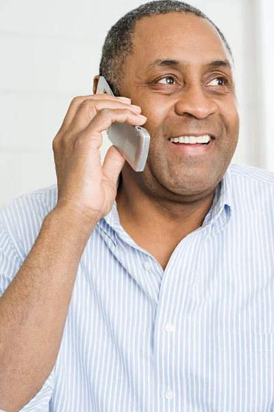 Mature homme sur téléphone portable — Photo