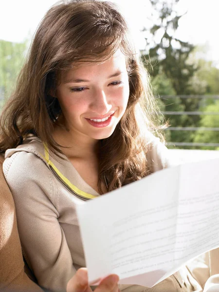Νεαρή Γυναίκα Διαβάζει Ένα Γράμμα — Φωτογραφία Αρχείου