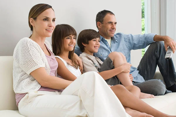 Familia Viendo Televisión Casa — Foto de Stock