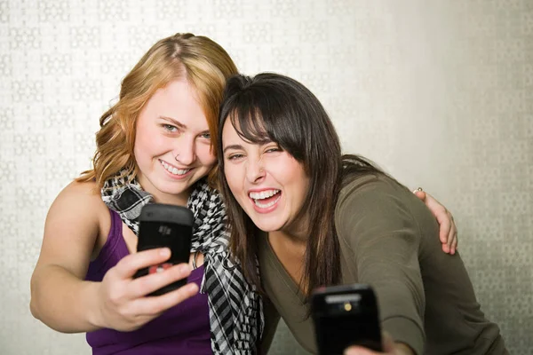 Teenager Mädchen Fotografieren Sich Mit Smartphone — Stockfoto