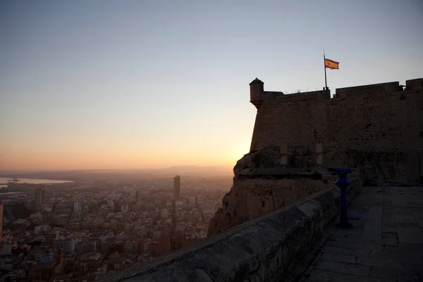 Silhueta do castelo com vista para a cidade — Fotografia de Stock