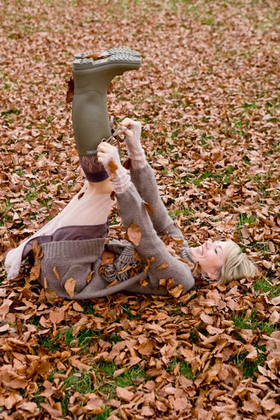 Woman Playing Heaps Dry Leaves — kuvapankkivalokuva