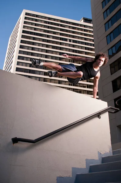 Atleta Saltando Sobre Parede Urbana — Fotografia de Stock