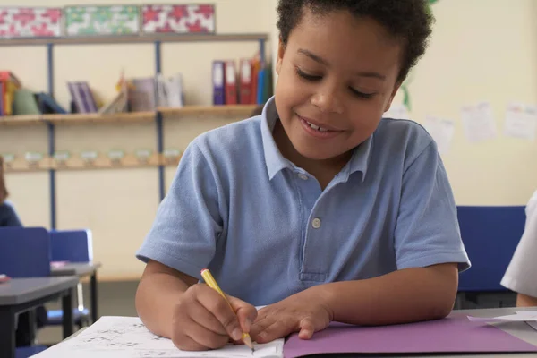 Afrikaans Amerikaanse Jongen Zitten Aan Tafel Schrijven Met Notebook — Stockfoto