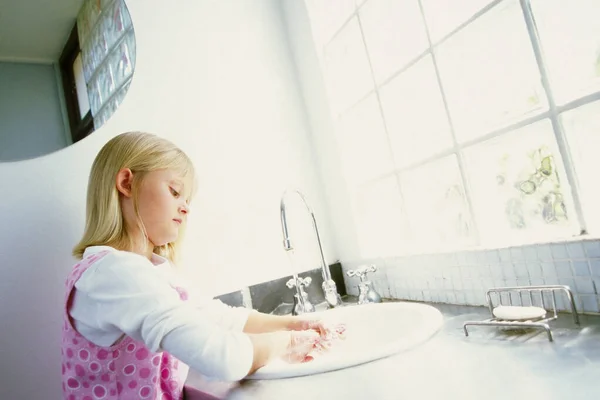 Meisje Handen Wassen Badkamer — Stockfoto