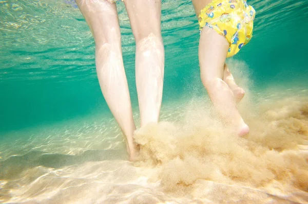 Mãe Ensinando Criança Nadar Mar — Fotografia de Stock