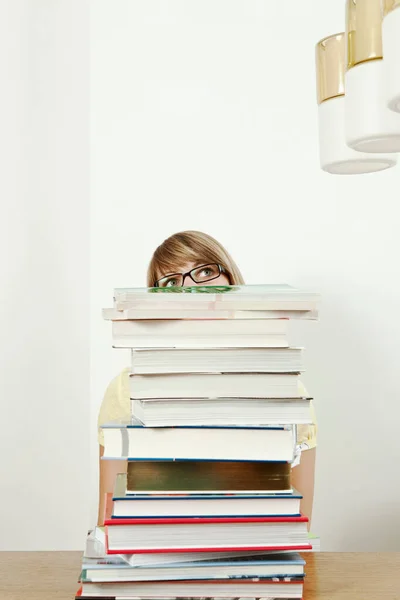 Studentin Mit Bücherstapel — Stockfoto