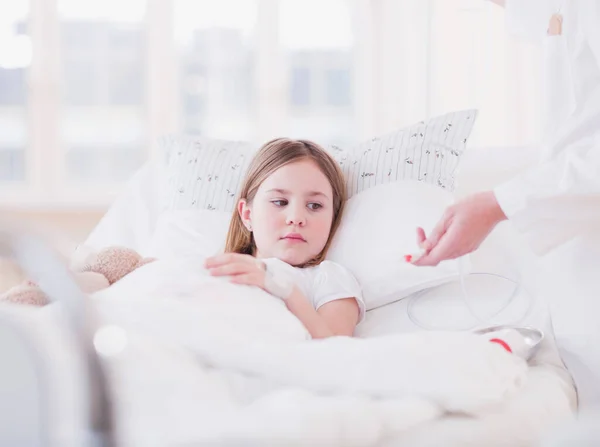 Girl Bed Being Cared Medic — Stock Photo, Image