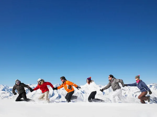 雪の中を走るグループ — ストック写真