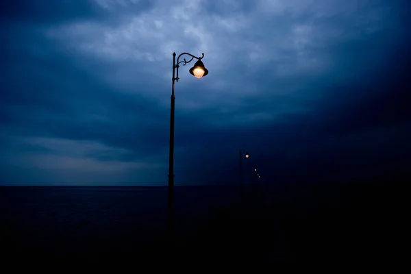 Farolas Largo Del Muelle Por Noche — Foto de Stock