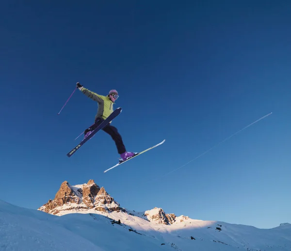 Sciatore Saltare Attraverso Skyline — Foto Stock