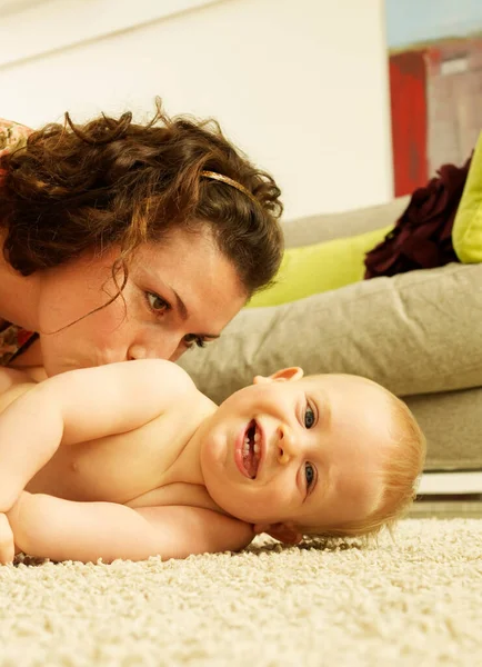Äiti Suutelee Vauvaa Kotona — kuvapankkivalokuva