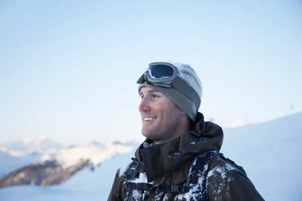 Männlicher Skifahrer Mit Schnee Auf Jacke — Stockfoto